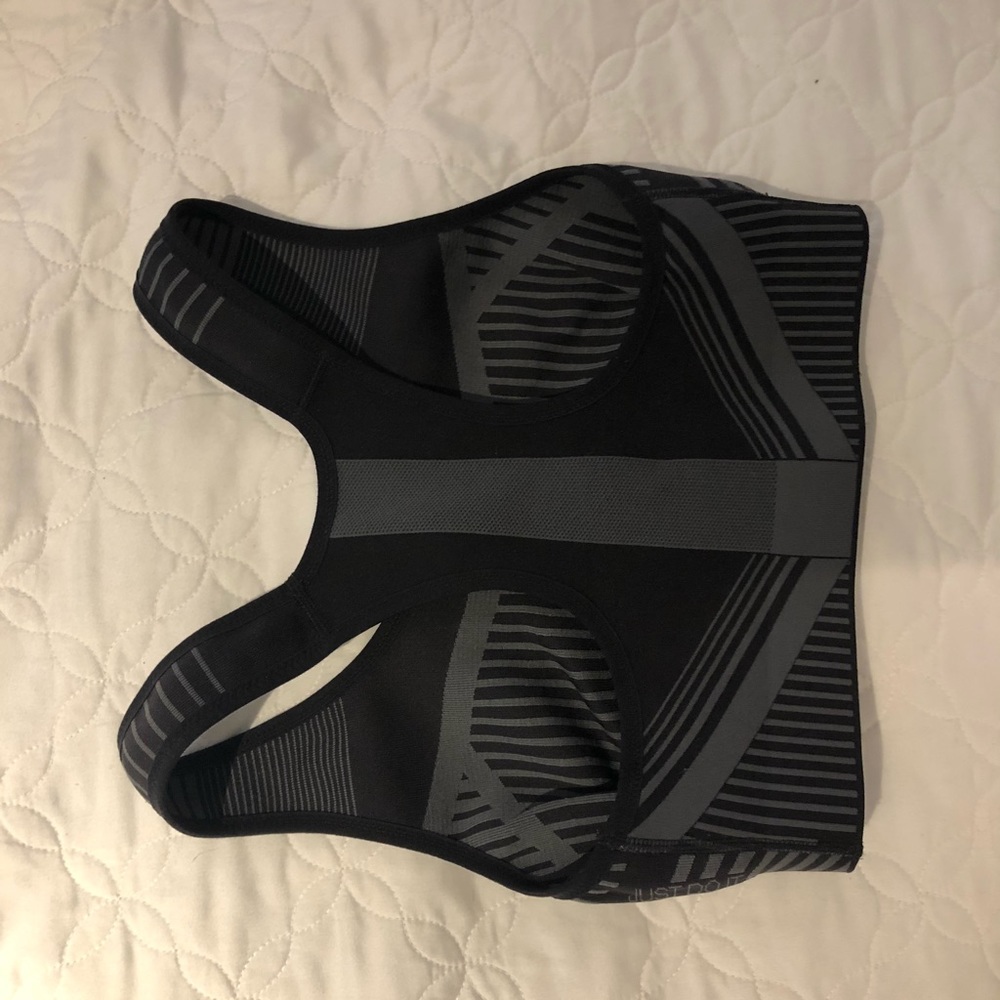 SMALL NIKE SPORTS BRA NWOT